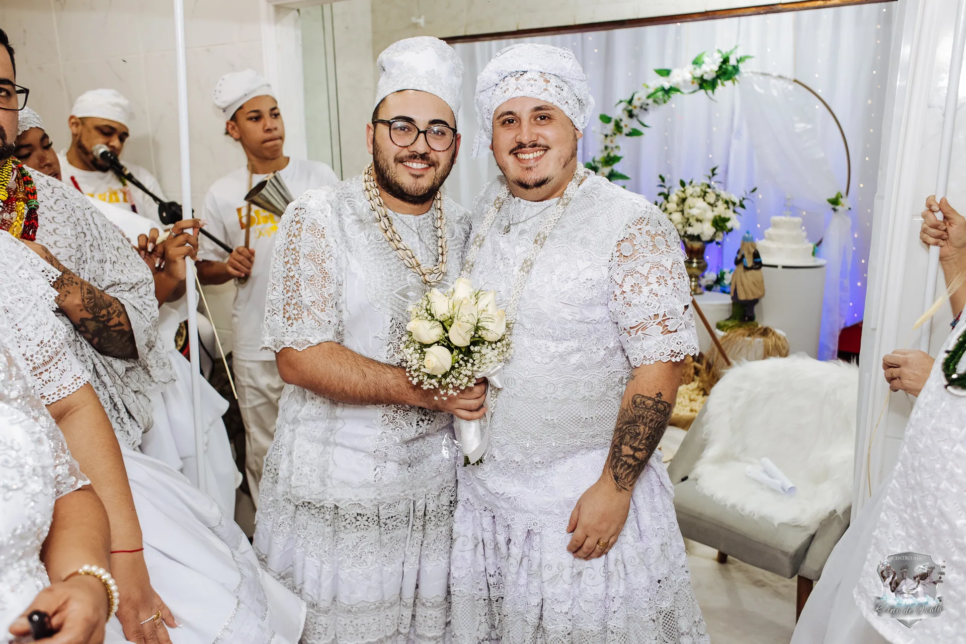 Roda de batuque — iaôs dançam em vestes brancas sob a condução de Pai Bruno