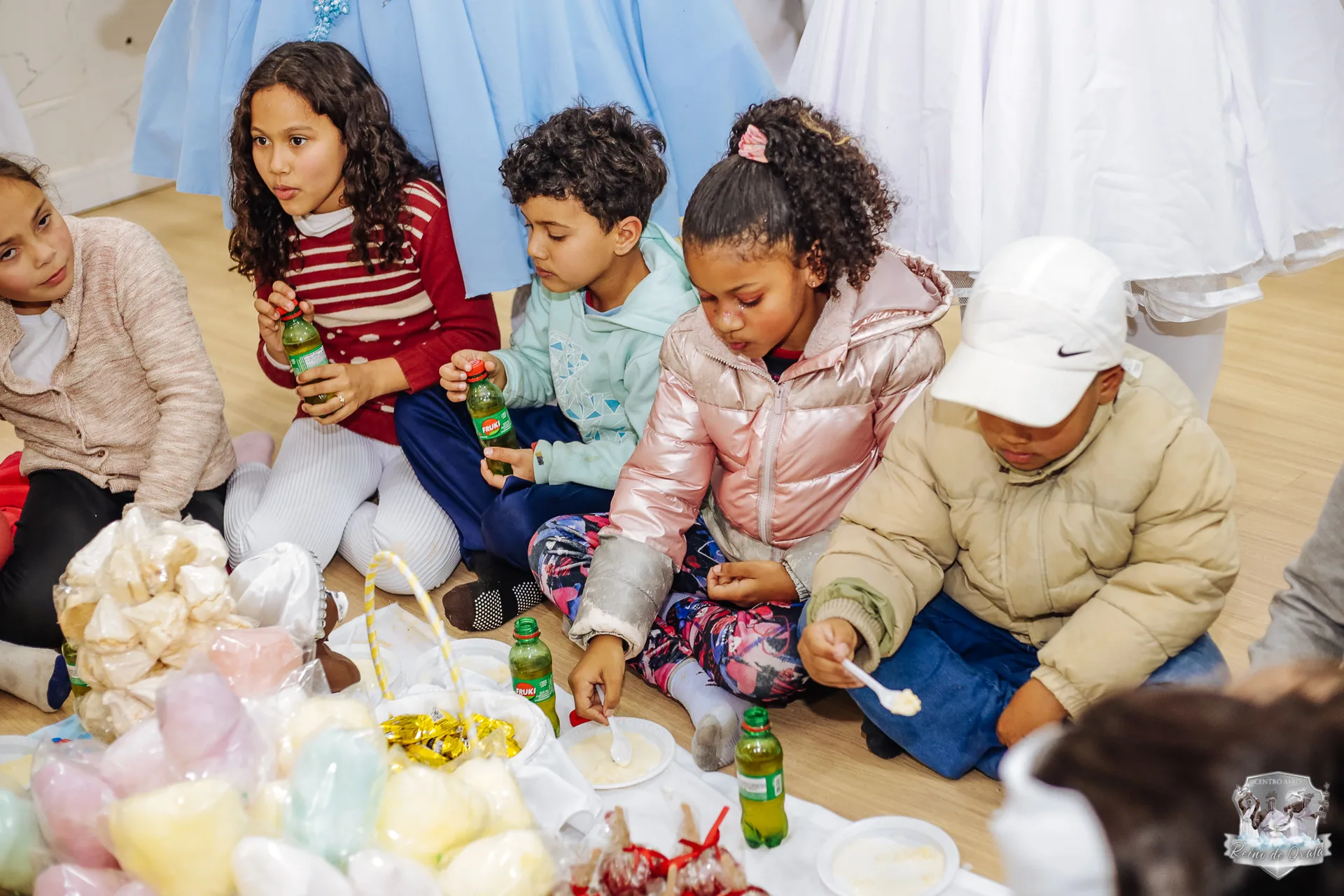 Festa de Ibeji — oferendas de doces e frutas dispostas no salão