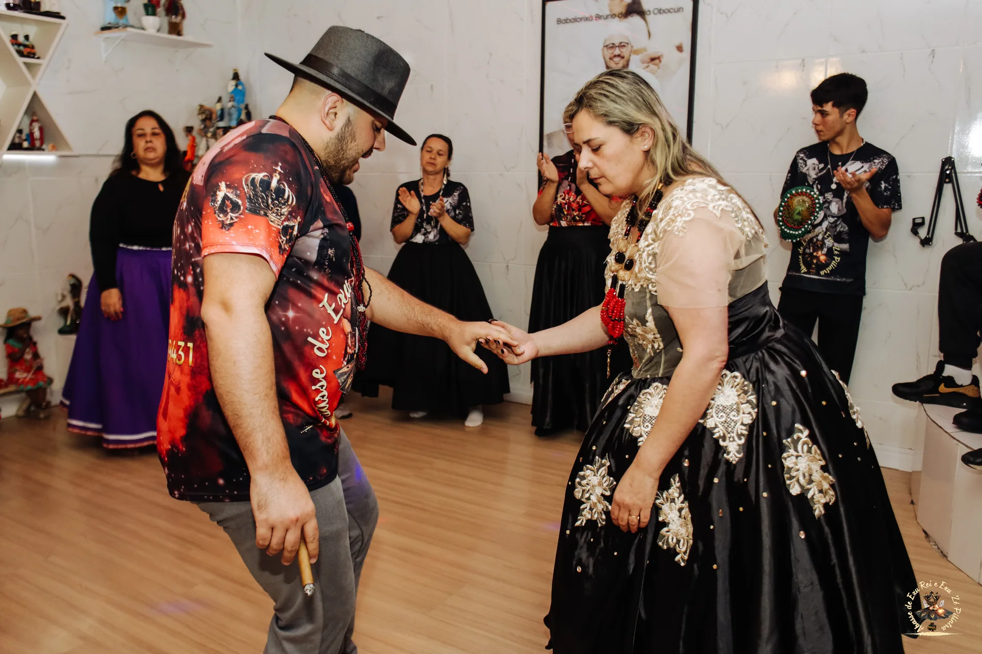 Festa aos Exus — comunidade em vestes pretas e vermelhas firmando a linha