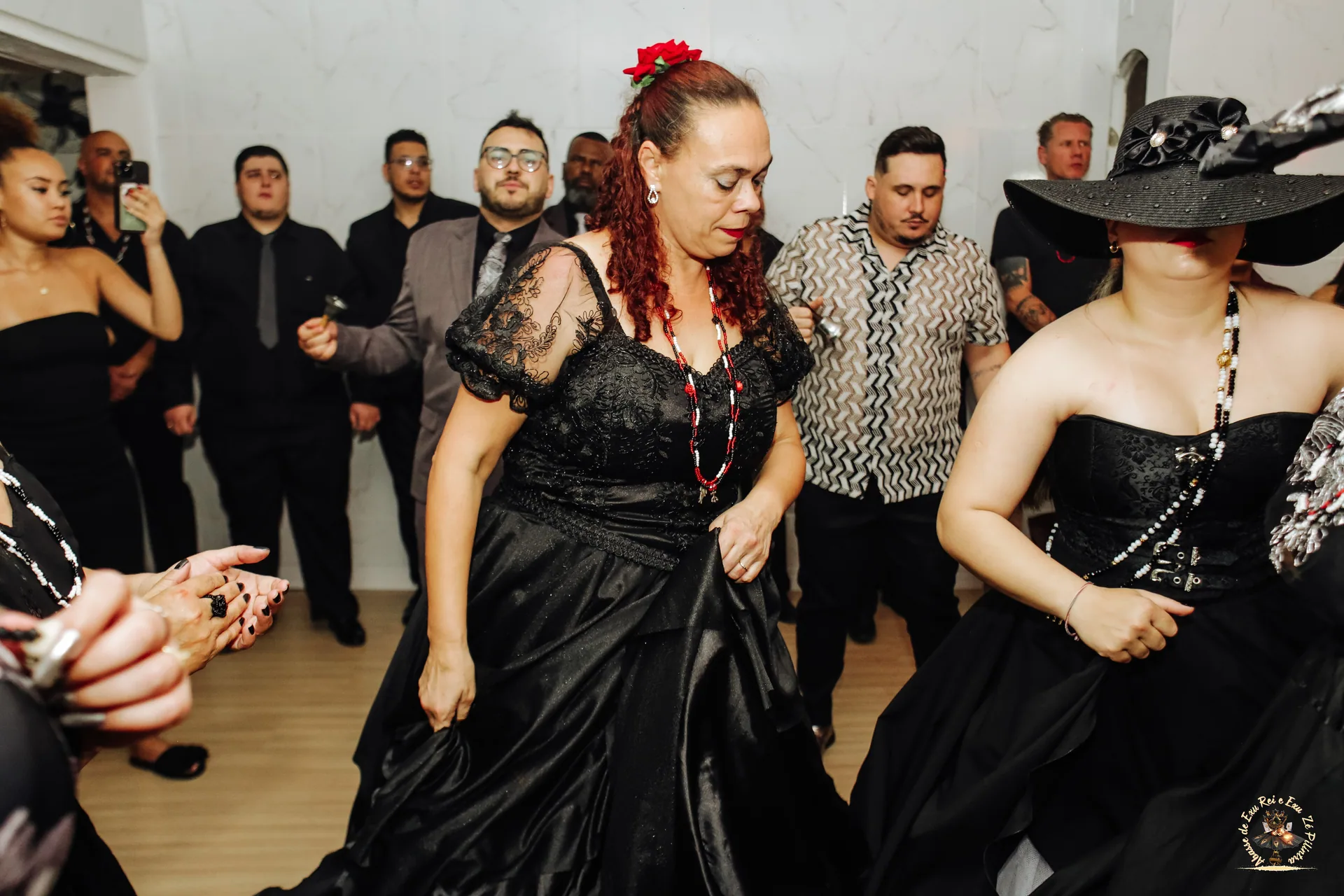 Gira de Exu em novembro — giro no centro do terreiro com saia rodada