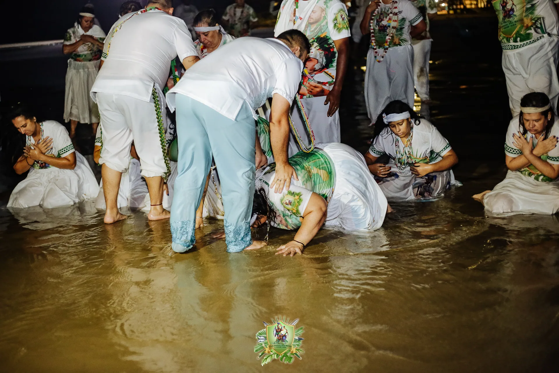 Altar de Pai Ogum — arco de balões nas cores da linha com imagens sagradas