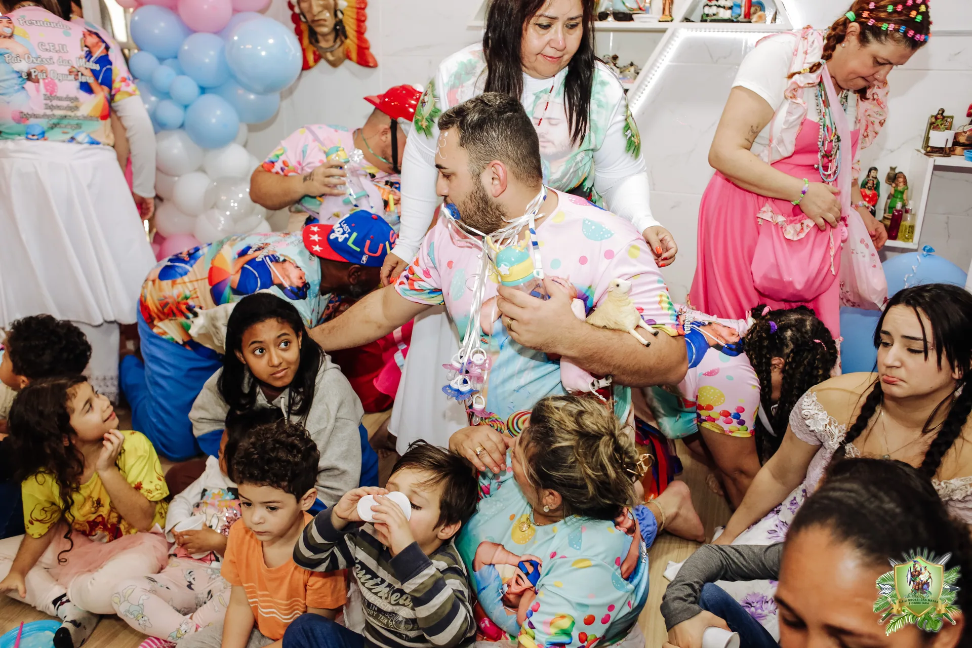 Celebração de Pai Ogum Iara — comunidade reunida em vestes brancas no terreiro